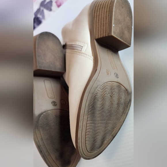 Arizona Jean Company Cream Ankle Boots with Minimalist Design - Picture 9 of 9